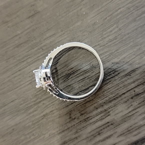 NWOT Faux Diamond & Silver Ring - Picture 2 of 4
